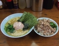 「ラーメン+無料ライス（サービスほぐしチャーシュー入り）」@横浜ラーメン 武蔵家 成増店の写真