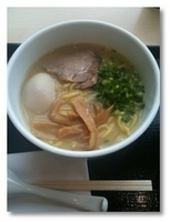 「塩ラーメン+味玉」@朱鶏麺の写真