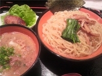 「肉汁つけそば（大盛:あつもり）+肉巻おにぎり」@初代 麺松の写真