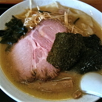 「みそネギらーめん（￥550）手作りワンタン（￥100）サービスセ」@榊屋の写真