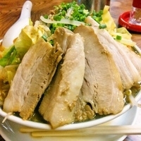 「みそ麺（辛Ver&濃いめ/野菜マシ）中盛（サービス）+小豚+メン」@明心角ふじの写真