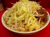 「小ぶた入り（ヤサイニンニク）」@ラーメン二郎 神田神保町店の写真