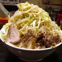 「煮干ラブメン（大） 850円（野菜マシマシ・アブラ・カラメ）」@ラブメン 楽々の写真