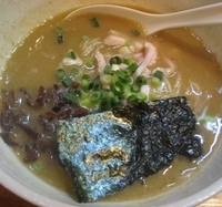 「鶏にぼラーメン680円（麺堅め）+替え玉100円（堅め）+黒豚餃」@鶏の骨の写真