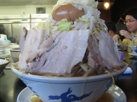 「ラーメン（中盛 味濃いめ・野菜多め・玉ねぎ多め）+味付玉子+バカ」@山勝角ふじ 南流山店の写真