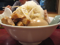 「ラーメン（味濃いめ・野菜多め・玉ねぎ多め）+味玉+チャーシュー（」@雅商會 二十世紀が丘店の写真