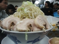 「ラーメン（中盛 味濃いめ・野菜多め）+チャー5+味付玉子」@東葛MARUKAKU 南柏店の写真