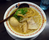 「屋台味玉らーめん（800円）」@よってこや 新宿南口店の写真