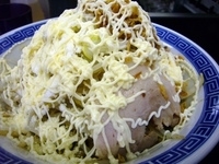 「まぜそば（800円）+マヨネーズ（50円）+無料トッピング【チー」@東葛MARUKAKU 南柏店の写真