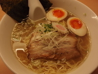 「しおらーめん（650円）（無料中盛）+味玉（100円）」@らあめん工房 まんぼぉの写真