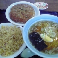 「チャーハンセット（麺中盛り、太麺選択）600円+焼き餃子（にんに」@天馬の写真