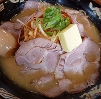 「ネギみそらーめん 炭火焼ちゃあしゅう入り（味付け半熟タマゴ+バタ」@ちゃあしゅう屋 三郷店の写真