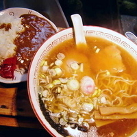 「らーめんと半カレー（夜なのに得らんちメニュー） 680円」@斬鉄軒の写真