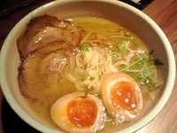 「鶏塩白湯麺+Aセット（チャーシューご飯付き）」@ジョニーヌードルの写真