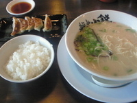 「ぎょーざセット（らーめん・ぎょーざ5個・ごはん）（780円）+辛」@麺屋小鉄の写真