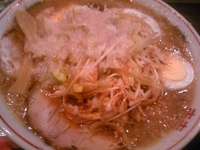 「チャーシューメン（大盛・脂多め）+ネギ+ゆで玉子+ライス」@豚骨背脂ラーメン まるとんの写真