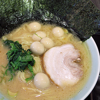 「醤油ラーメン 大盛 780円 うずら 100円 のり 100円 」@横浜家系ラーメン 港家 麻布台店の写真