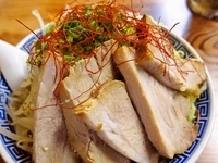 「塩麺（野菜増し）（650円）+小ぶた（150円）」@明心角ふじの写真