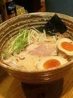 「豚骨焦がしラーメン 500円」@焦がしねぎらーめん葱坊主 大宮店の写真