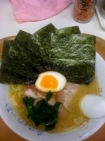 「ラーメン並（クーポン使用:チャーシュー2枚、味玉1/2、海苔3枚」@江戸川ラーメン 角久の写真