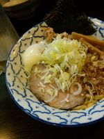 「油そば麺少なめ+温泉卵+ビール」@兎に角 松戸店の写真