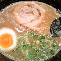 「とんこつ+替え玉」@とんこつ屋 秀虎の写真