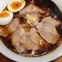 「肉そば + 味付半熟玉子」@黒味噌らーめん 初代けいすけ 品川店の写真