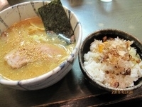 「しょうゆらーめん 750円 + 卵かけご飯 200円」@風来居 新宿店の写真