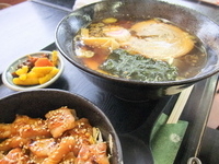 「中華そば+もつ焼き丼〔セット〕900円」@志村苑の写真