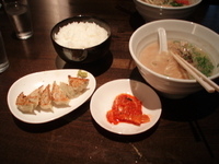 「ぎょうざセット（博多とんこつラーメン+中ライス+ぎょうざ）」@博多とんこつ BooFooWooの写真