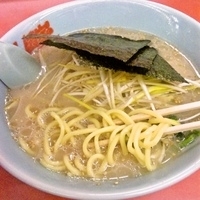 「塩ネギラーメン（麺カタメ/油少なめ/味濃いめ） 690円」@ラーメン山岡家 牛久店の写真
