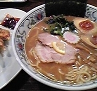 「らーめん（650円）+味玉&餃子（ぱど切抜）」@麺座でんの写真