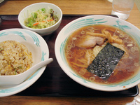 「Aセット（手打ちらーめん、炒飯、サラダ ￥850）」@らーめん万起の写真