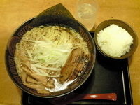 「濃厚醤油ラーメン700円（特盛+ごはんサービス）」@らぅ麺 ガラ喰楽学校 大宮店の写真