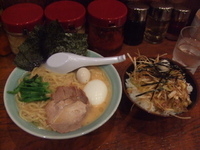 「味玉醤油ラーメン+特製ネギ丼」@家系ラーメン 新宿家の写真