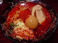 「赤三条らーめん（辛さ3）＋味玉」@煮干 丸めの写真