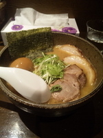 「やまやん家ラーメン 醤油（バラ2枚 ロース2枚）」@焦がしにんにくつけ麺 大外一気の写真