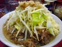 「小らーめん【ヤサイ、ニンニク、アブラ】（680円）+豚入（200」@らーめん豚喜の写真