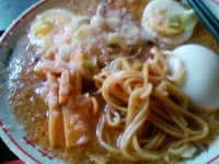 「チャーシューメン（大盛+超脂多め）+ゆで玉子（900円）」@豚骨背脂ラーメン まるとんの写真