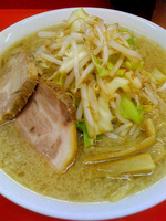 「ラーメン（たまご麺指定、ヤサイ多め）650円」@豚骨屋の写真