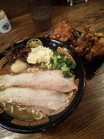 「釜炊きとんこつラーメン+味玉+からあげ2個」@釜炊き豚骨ラーメンきら星 満天の写真