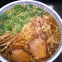 「ラーメン 700円 大盛 200円 こむすび（ランチタイムサービ」@東京らあめんタワー 芝大門本店の写真