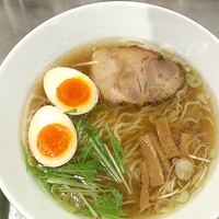 「まぐろスープらーめん玉子付 800円」@らーめんつけめん専門店 くにがみ屋 高円寺店の写真