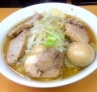 「ラーメン大盛+豚入り+味玉+ニンニク+あぶら[1000円]」@ラーメン ○菅の写真