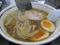 「平打ち醤油 煮玉子入り ￥700」@ラーメン駿河の写真