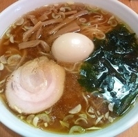 「しょうゆらーめん 大盛り（味付けたまごトッピング）」@らーめん まるきゅうの写真