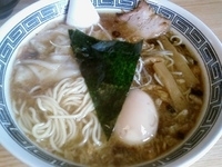 「ワンタン麺on煮卵（動物系）」@中華そば おかめの写真