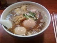 「特製中華そば〈醤油）味玉入り 本体は900円のところサービスで6」@江戸前煮干中華そば きみはんの写真