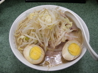 「小豚（ヤサイ、ニンニク、アブラ）+味玉」@ラーメン二郎 新宿小滝橋通り店の写真