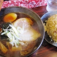 「醤油らーめんと半やきめしせっと 900円」@旭川らーめん 丸豆の写真